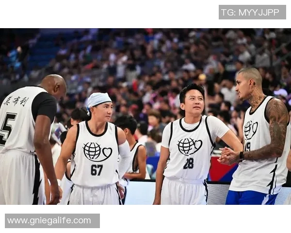 姚明在看台见证篮球盛宴与年轻球员的梦想交汇瞬间