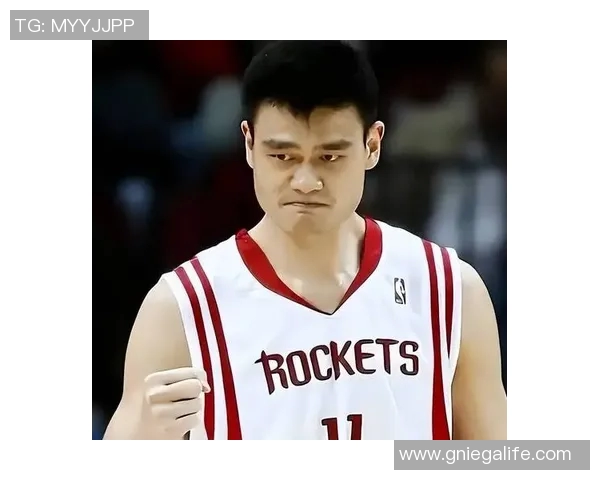 姚明眼神犀利展现篮球巨星风范引领新时代运动员精神