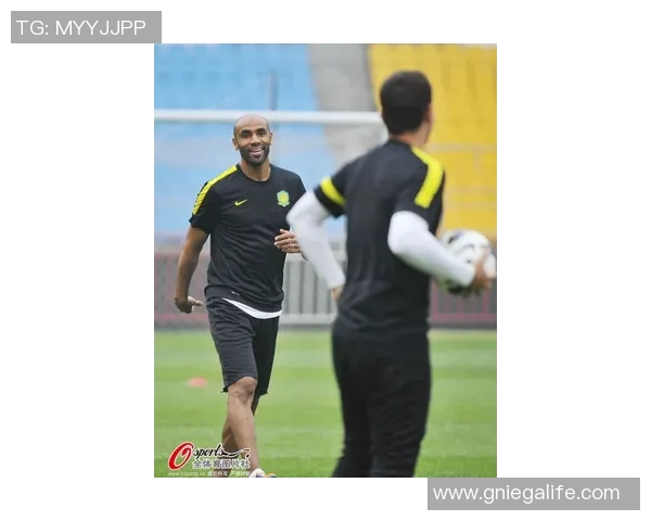 足球明星手腕上佩戴的神秘配饰揭示了他们的个性与风格