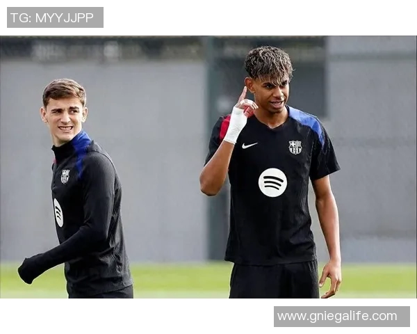 足球明星手腕上佩戴的神秘物品揭晓背后的故事与意义